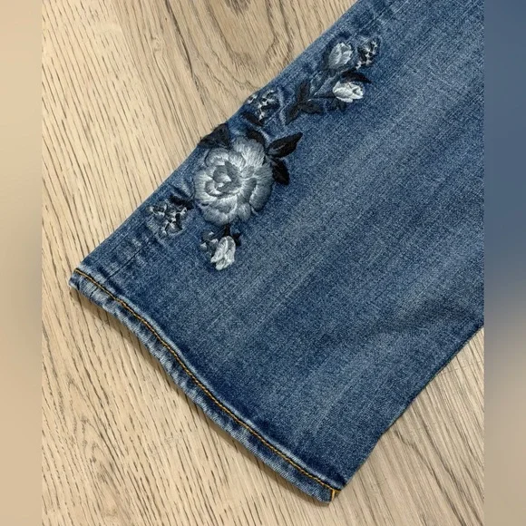 DRIFTWOOD Kelly Flare Jeans Blue Floral Embroidering Size 28 /33 (6US) WORN ONCE - Picture 3 of 11